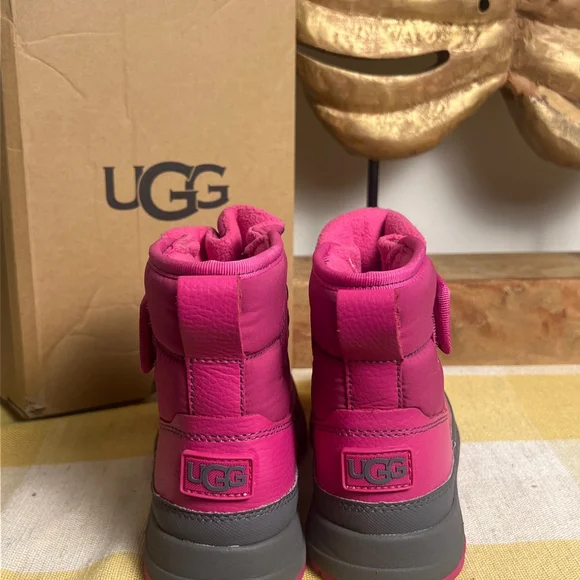 Taney Weather raspberry kids ugg boots brand new - Picture 7 of 7